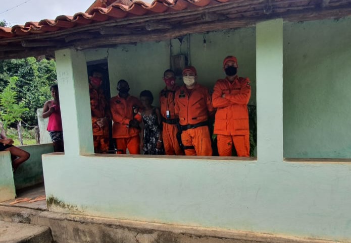Bombeiros encontram idosa desaparecida na mata há 4 dias em Reriutaba