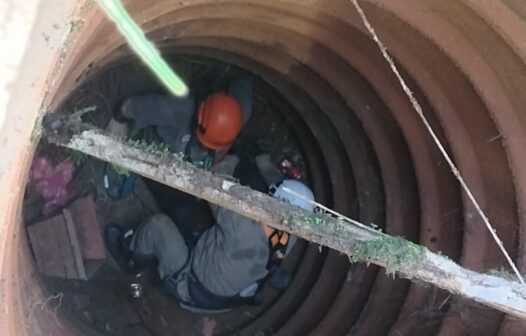 Bombeiros resgatam turista de cacimba de 8 metros de profundidade em serra no Ceará