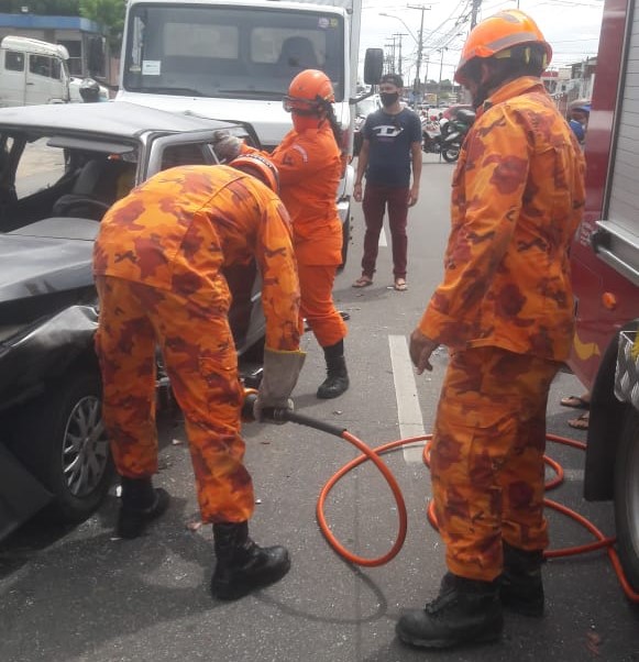 Engavetamento entre 4 veículos deixa pessoa ferida em Fortaleza