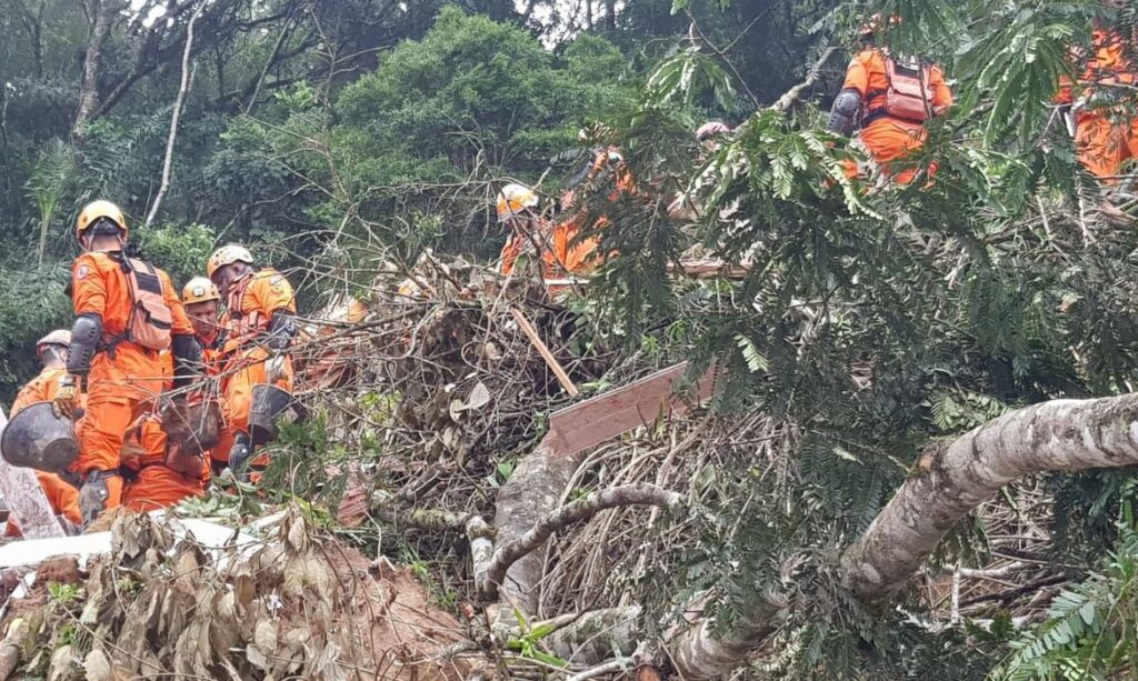 Buscas em Petrópolis continuam para localizar vítimas do temporal