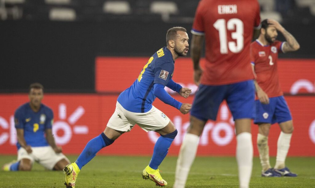 Brasil bate Chile fora de casa e embala a sétima vitória seguida nas Eliminatórias da Copa