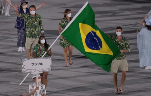 Olimpíadas de Tóquio: cerimônia de abertura tem porta-bandeiras do Brasil sambando e de chinelos