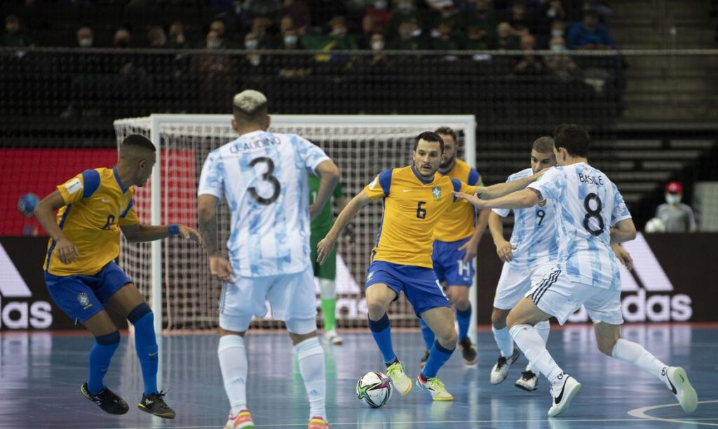 Brasil perde para a Argentina e deixa a briga pelo título da Copa do Mundo de futsal