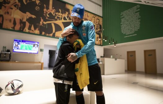 Torcedor Bruninho visita treino da Seleção Brasileira e se emociona em encontro com Neymar
