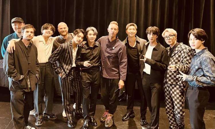 Coldplay e BTS lançam a parceria “My Universe”; ouça