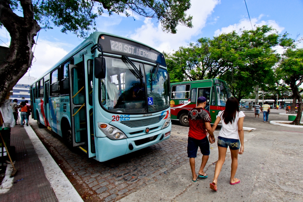 Etufor altera itinerário de nove linhas de ônibus que passam na Rua Castro e Silva, no Centro de Fortaleza