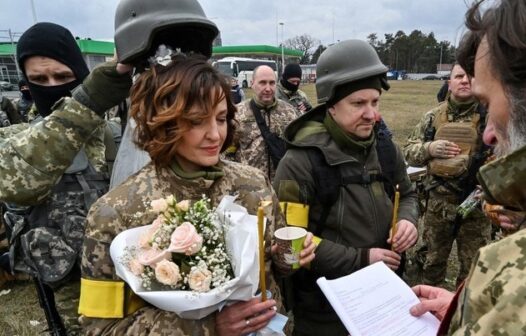 O amor resiste: militares ucranianos se casam em meio à guerra