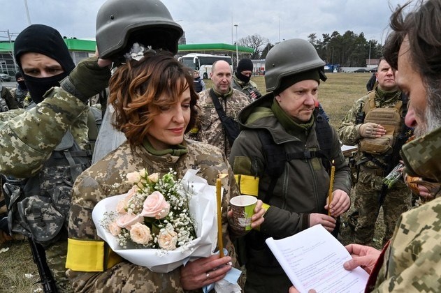 O amor resiste: militares ucranianos se casam em meio à guerra