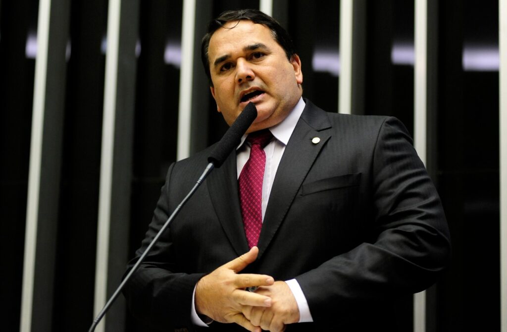 Ex-deputado Cabo Sabino é expulso da Polícia Militar por liderança de motim