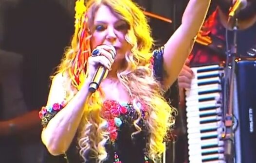 “Cada um tem o presidente que merece”, dispara Elba Ramalho em show