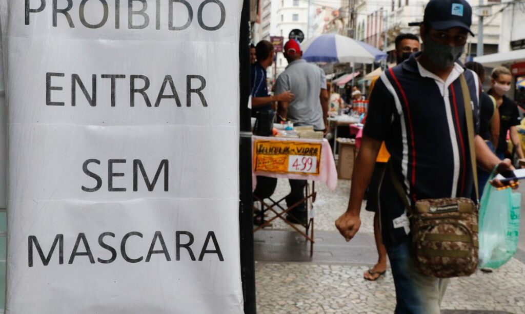 Especialistas defendem uso de máscaras mesmo com vacinação