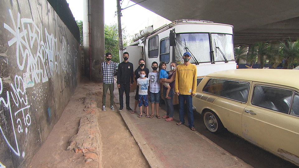 Câmera Record mostra a vida de brasileiros que moram dentro de carros