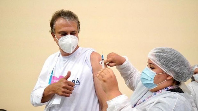 Governador Camilo Santana recebe 3ª dose da vacina contra a covid-19: “essa dose de reforço é fundamental”