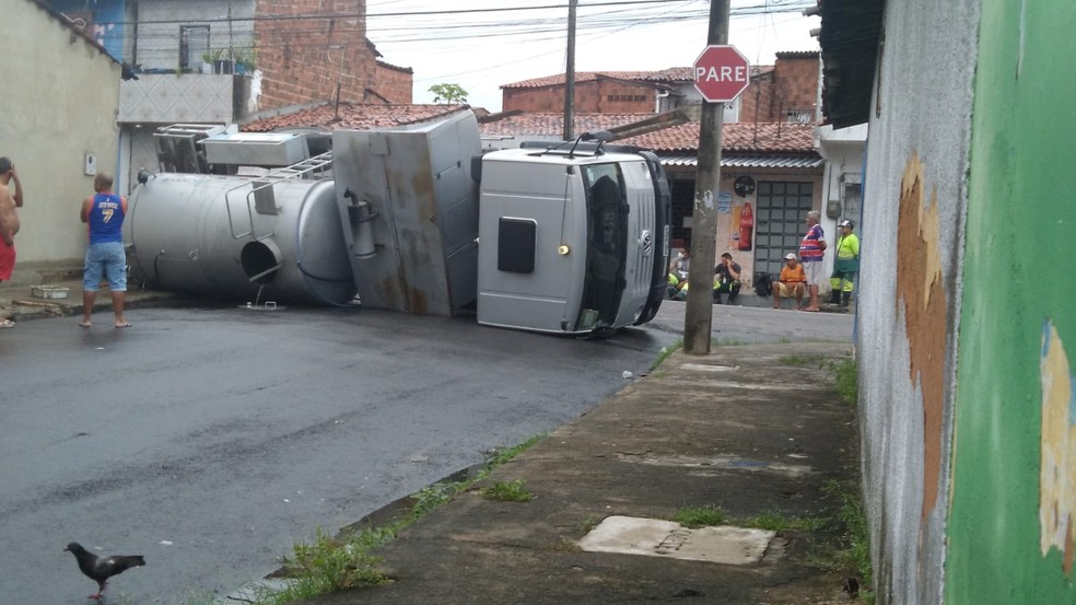 Caminhão da Cagece tomba e demora oito horas para ser retirado de rua em Fortaleza
