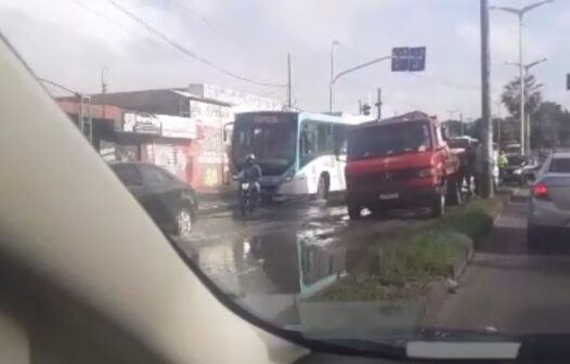 Caminhão cai em buraco na avenida Silas Munguba em Fortaleza