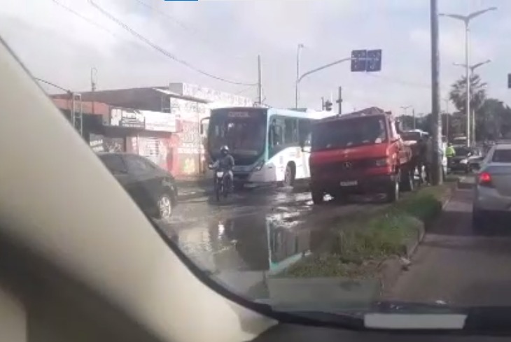 Caminhão cai em buraco na avenida Silas Munguba em Fortaleza