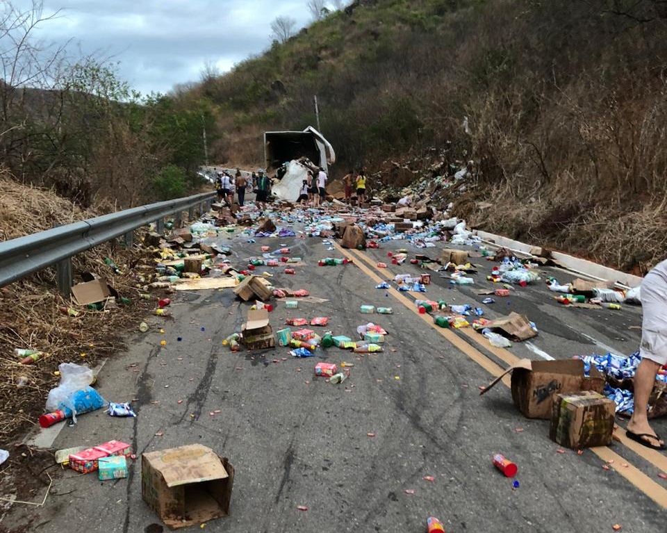 Caminhão desgovernado colide com pedra para não cair em abismo