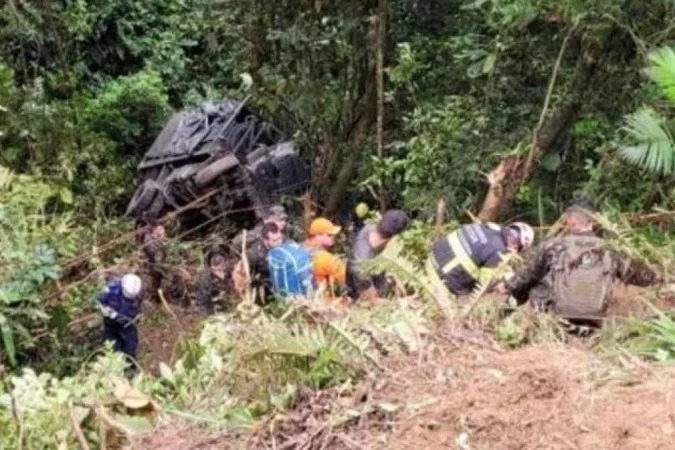 Caminhão do Exército cai de ribanceira em Blumenau