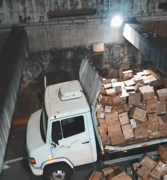 Caminhão fica preso em túnel no bairro Édson Queiroz, em Fortaleza