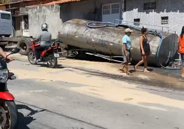 Caminhão tanque não consegue subir ladeira causa acidente no bairro Vicente Pinzón