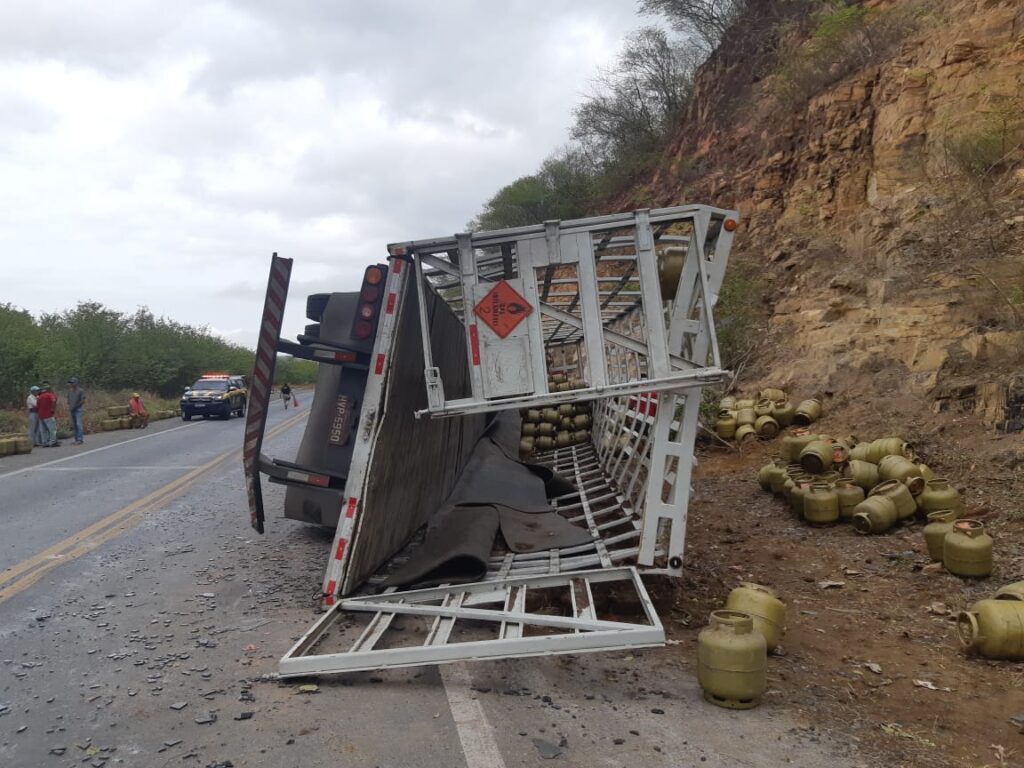 Caminhão tomba na divisa do Piauí com Ceará; botijões de gás são saqueados