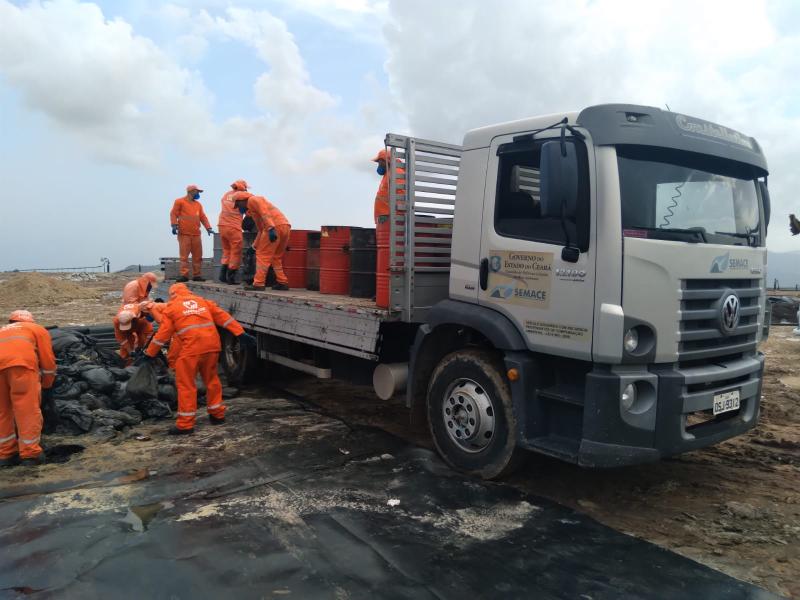 Óleo no litoral do Ceará: Semace já recebeu mais de 8 mil litros de material recolhido