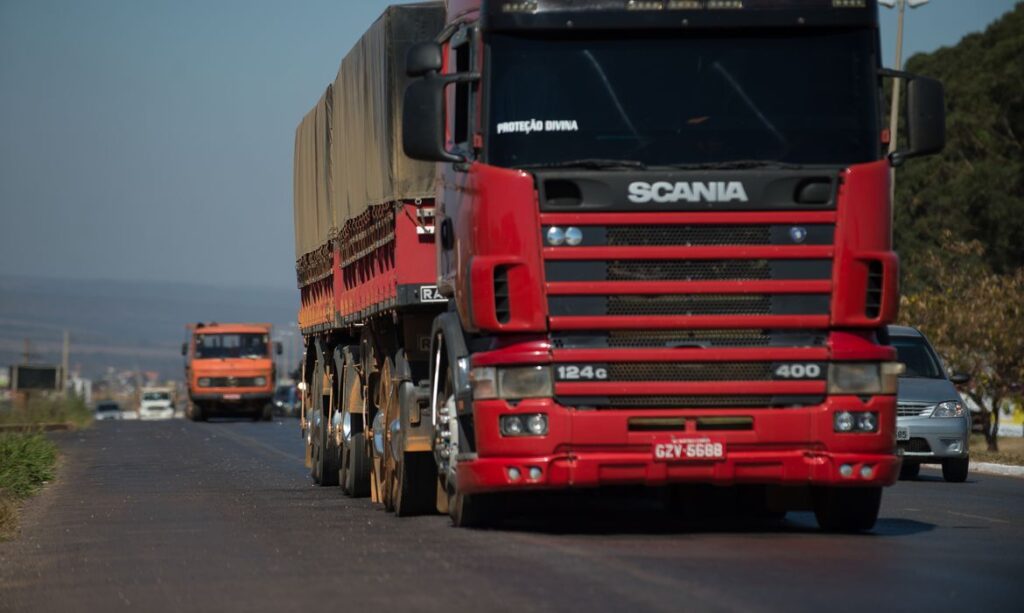 Motoristas de caminhões e ônibus sem exame toxicológico serão multados em R$ 1.467,35