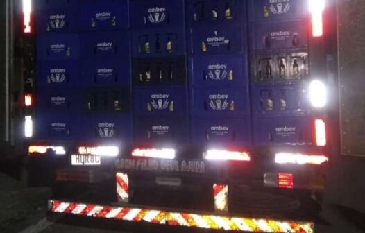 Caminhoneiro é preso por furto ao ser flagrado com 720 caixas de cerveja saindo de matagal