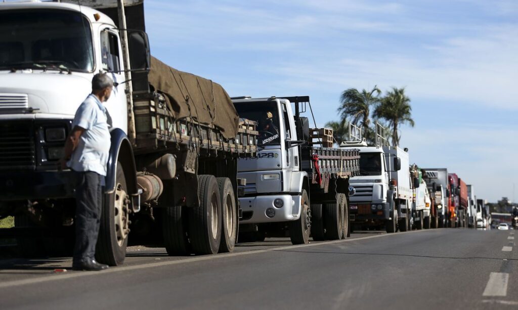 Caminhoneiros propõem greve para novembro