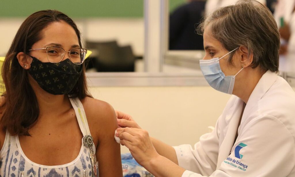 Campanhas podem aumentar adesão de jovens adultos à dose de reforço contra a covid-19