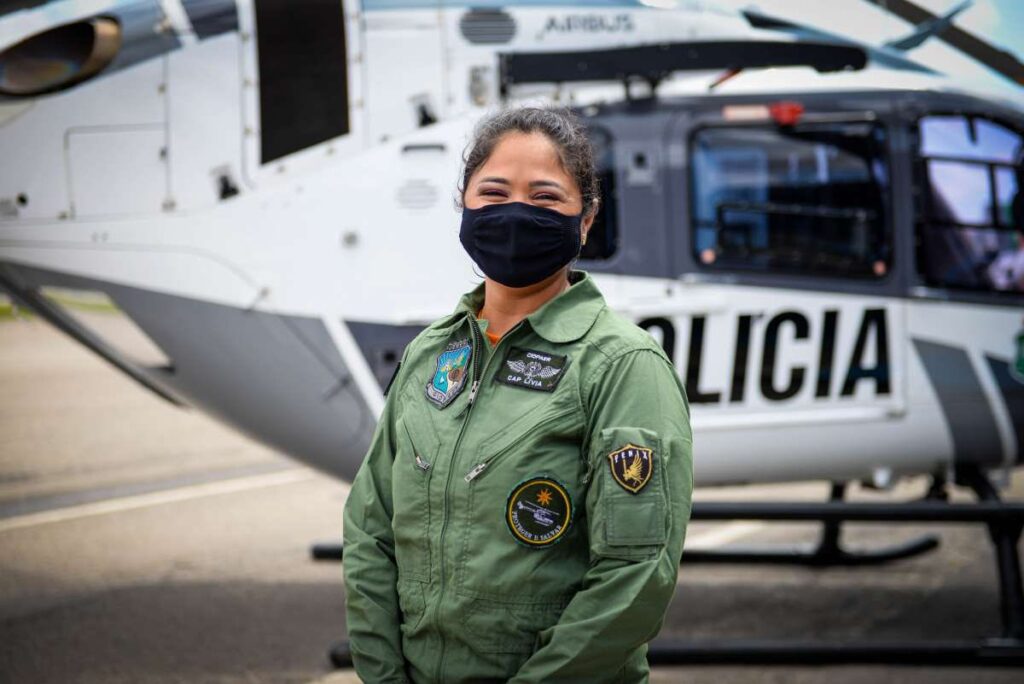 Camilo parabeniza 1ª mulher a comandar uma aeronave da Ciopaer