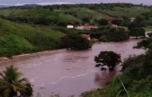 Barragem rompe e deixa moradores ilhados na zona rural de Cariús