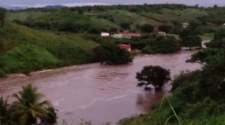 Barragem rompe e deixa moradores ilhados na zona rural de Cariús