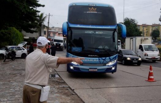 Rio monta bloqueios para evitar entrada de ônibus fretados na cidade