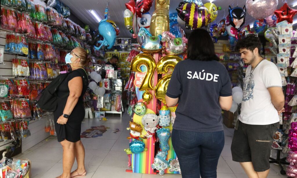 Carnaval não eleva casos de Covid-19 no Rio, mas pode ter freado queda