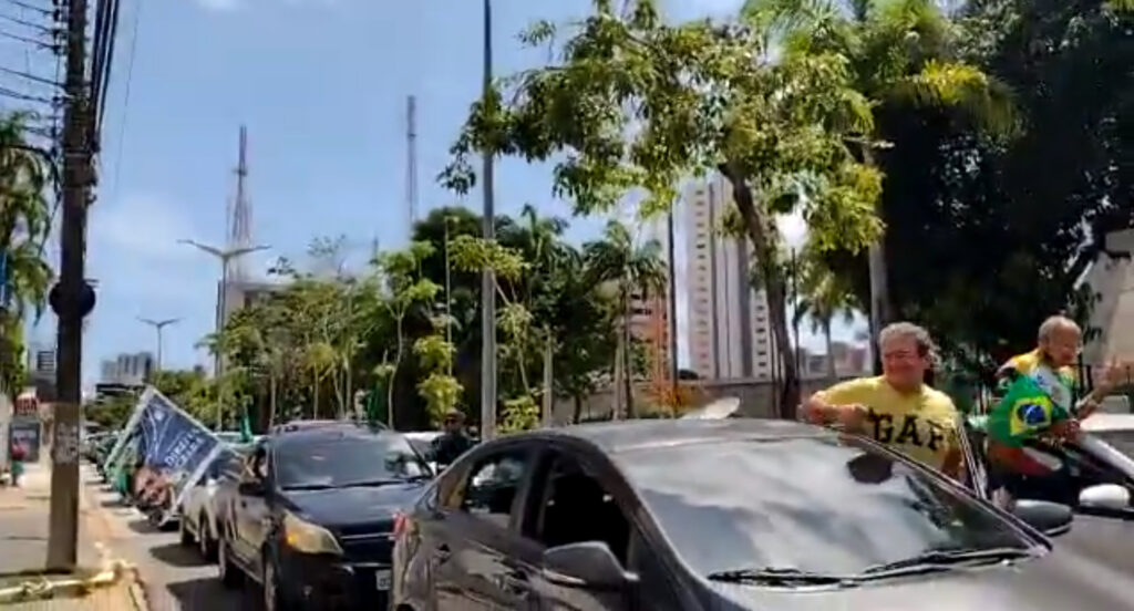 Oito pessoas foram detidas durante carreata contra o lockdown neste domingo (14)