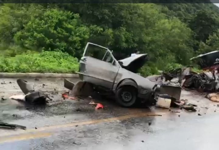 Acidente entre veículos deixa cinco mortos e carro partido ao meio na BR-222, em Itapajé