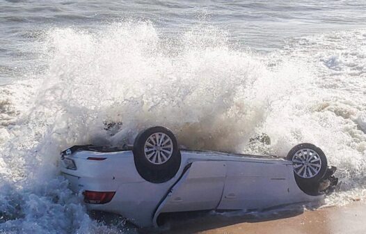 Carro cai no mar da praia do Icaraí, em Caucaia