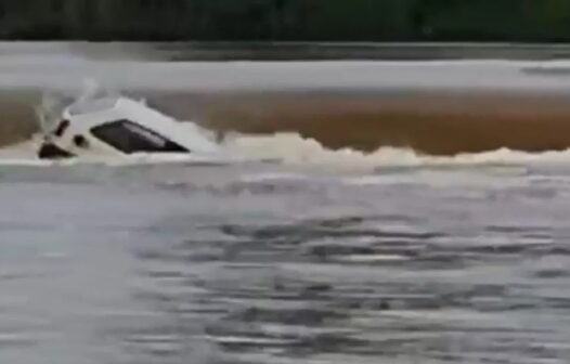 Vídeo: carro com duas pessoas cai dentro do rio Salgado, no Ceará