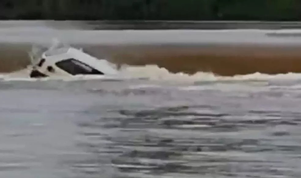 Carro com duas pessoas cai dentro do rio Rio Salgado, em Lavras da Mangabeira