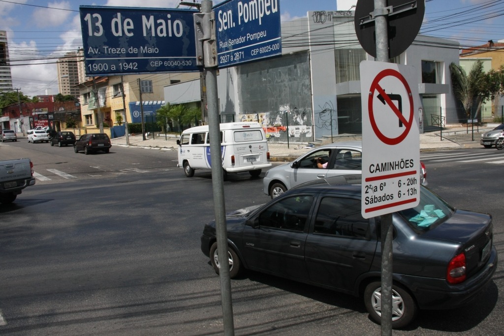 Carro da Defesa Civil bate em carro de motorista de app e derruba árvore