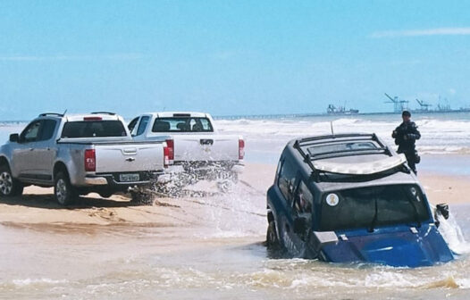 Vídeo: carro da Guarda Municipal de Caucaia atola na praia Barra do Cauípe