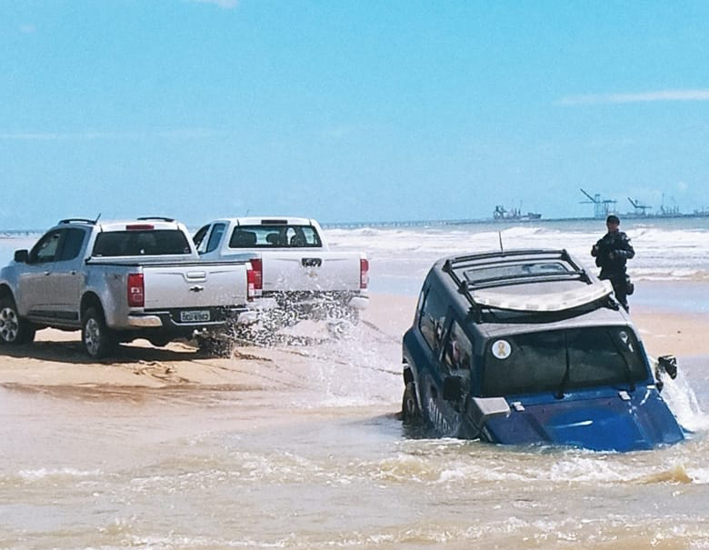 Vídeo: carro da Guarda Municipal de Caucaia atola na praia Barra do Cauípe