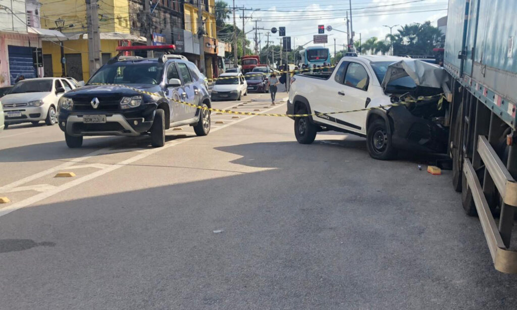 Carro desgovernado bate em 3 veículos e deixa guarda municipal ferido no Centro de Fortaleza