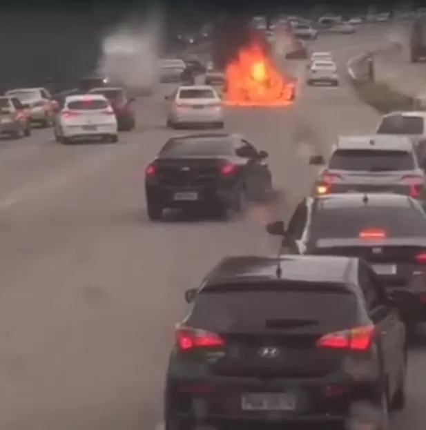 Carro pega fogo e é destruído pelas chamas na BR 116, em Fortaleza