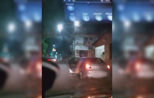 Carro é flagrado trafegando com porta aberta para carregar televisão em Fortaleza