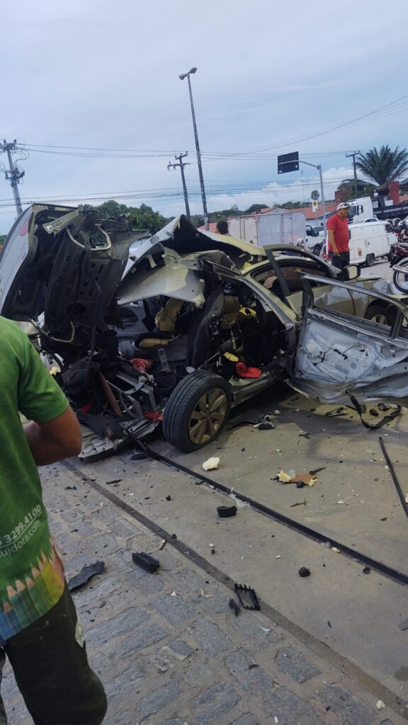 Carro explode enquanto abastecia o cilindro de GNV, em Maracanaú