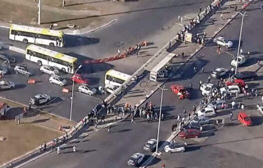 Carro invade ponto de ônibus e deixa feridos e um morto em Brasília