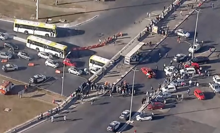 Carro invade ponto de ônibus e deixa feridos e um morto em Brasília