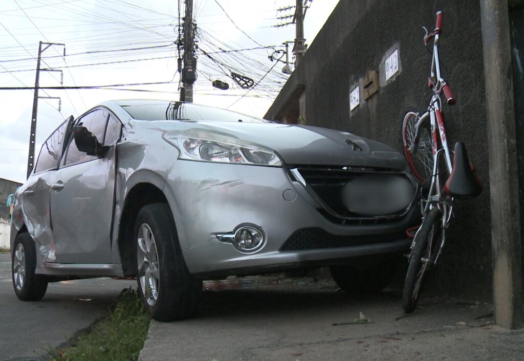 Criança fica ferida após colisão entre carros na Serrinha